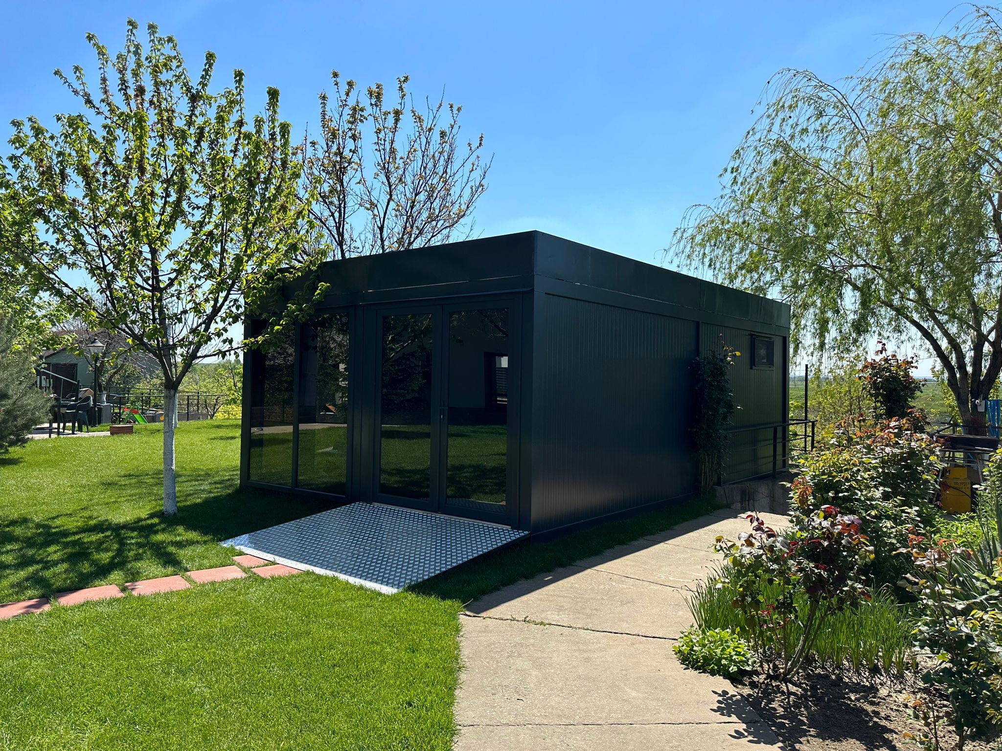 Container pentru locuit cu grup sanitar de la 28mp, 2x6mx2,4mx2,55m